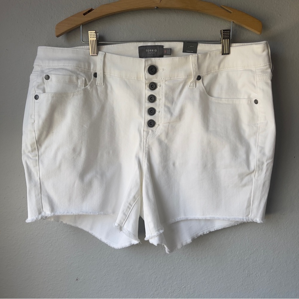 Torrid White Denim 5 Inch Vintage Stretch Frayed Hem Mid-Rise Short 16 Plus NWT
